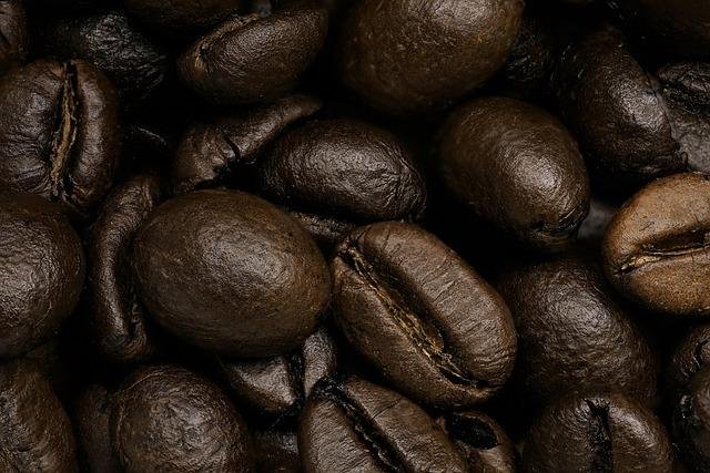 A Deep Dive into Arabica ​vs. Robusta: What’s the Buzz?